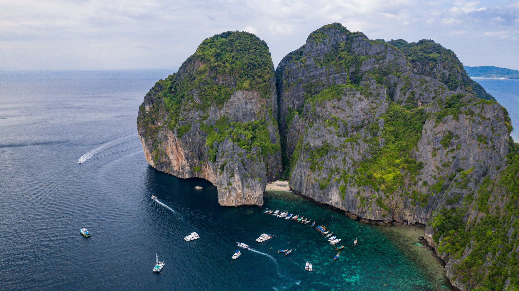 Phi Phi + Maya Bay + Bamboo Islands by Speedboat