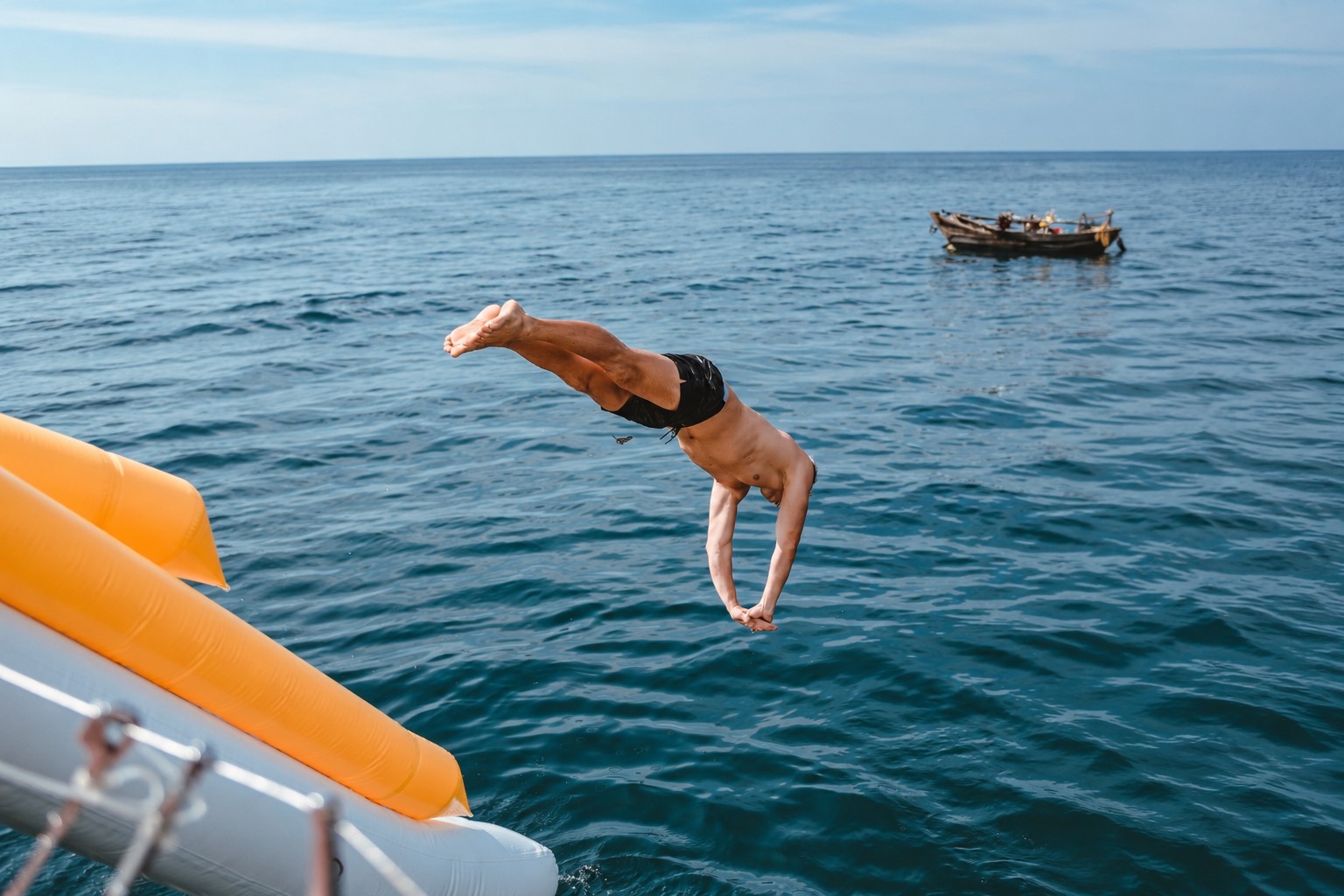 RHAPSODY BOAT CLUB – PARTY BOAT