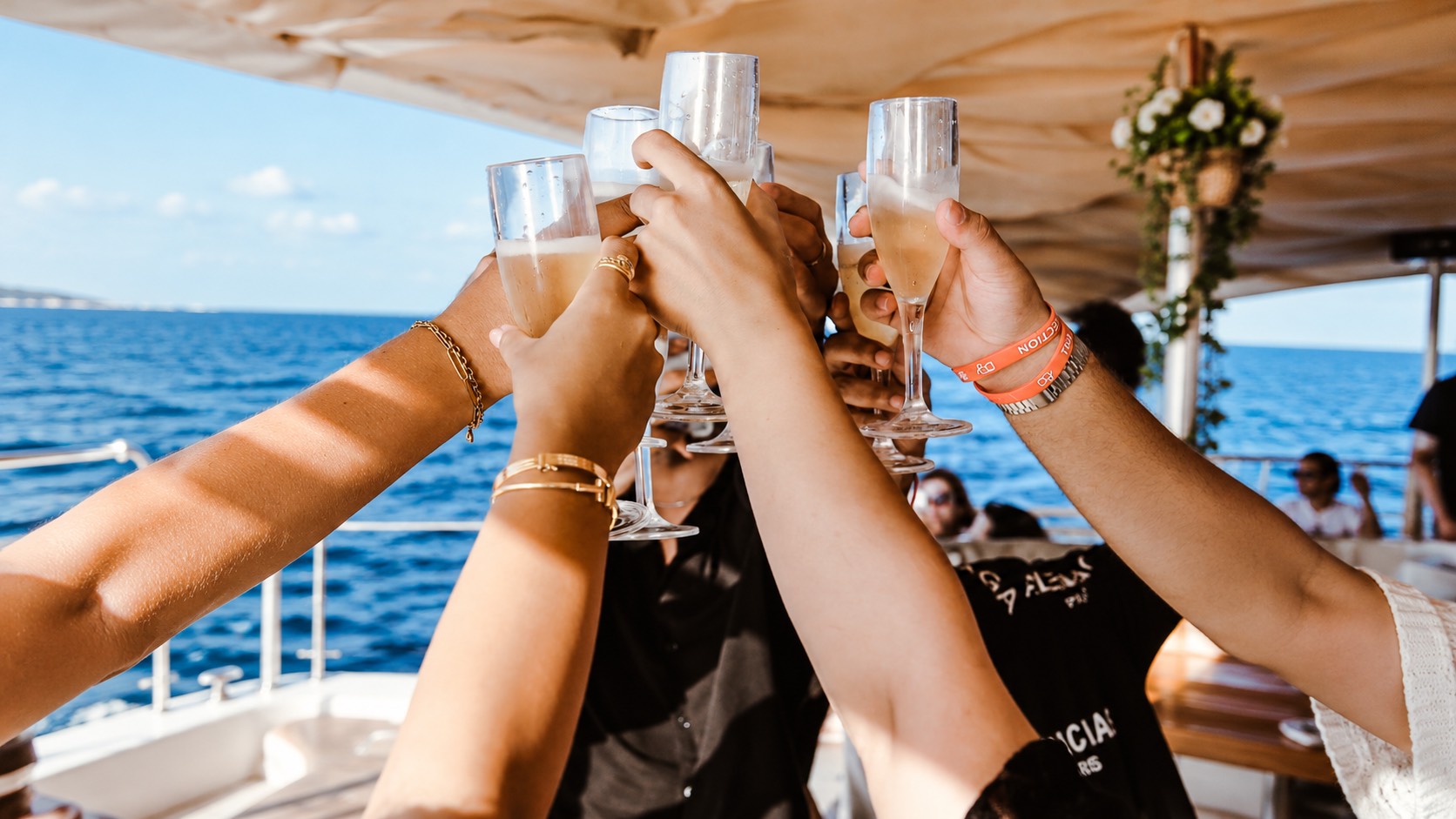 RHAPSODY BOAT CLUB – PARTY BOAT